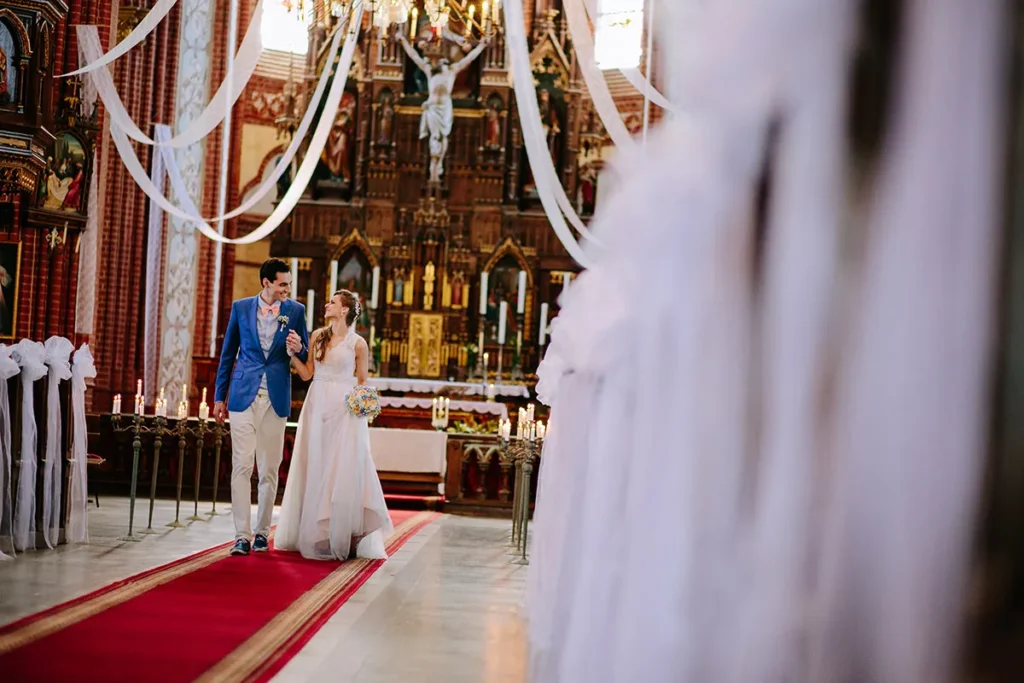 Jaunavedžiai Švėkšnos bažnyčioje – vestuvių fotografija Lietuvoje.