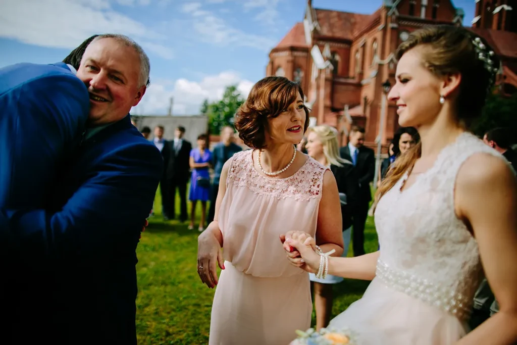 Vestuvių fotografai Lietuvoje – nuoširdi ceremonija Švėkšnoje.