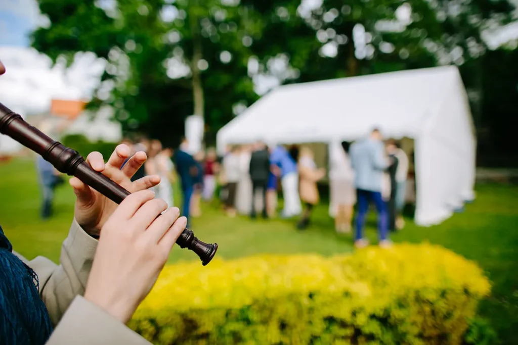 Vestuvių ceremonija su arfos muzika – unikalios akimirkos.