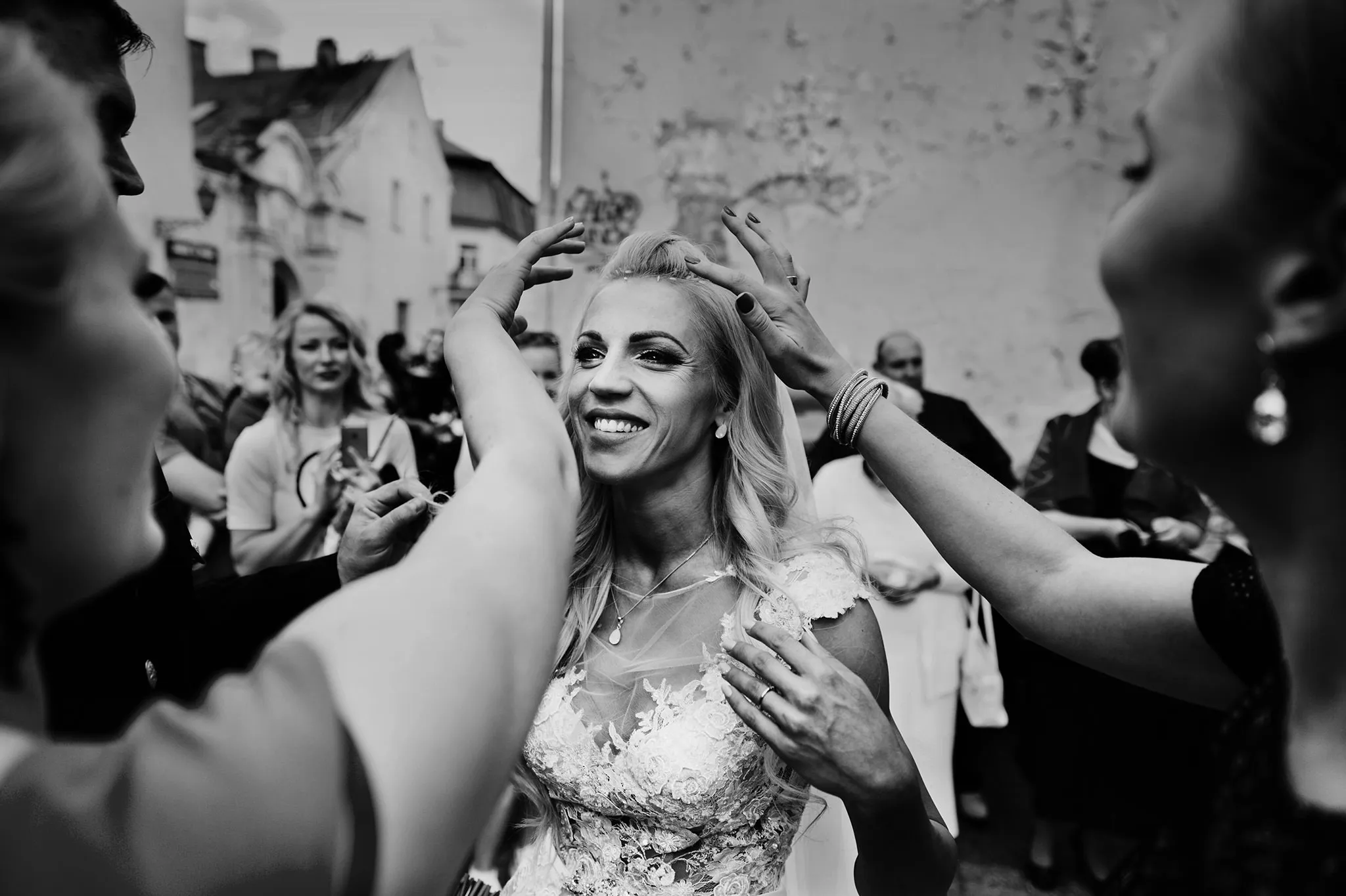 vestuviu fotografas vilniaus senamiestyje, nuotakos sypsena