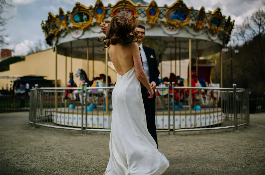 Romantiška vestuvių poros akimirka gamtoje – vestuvių galerija.