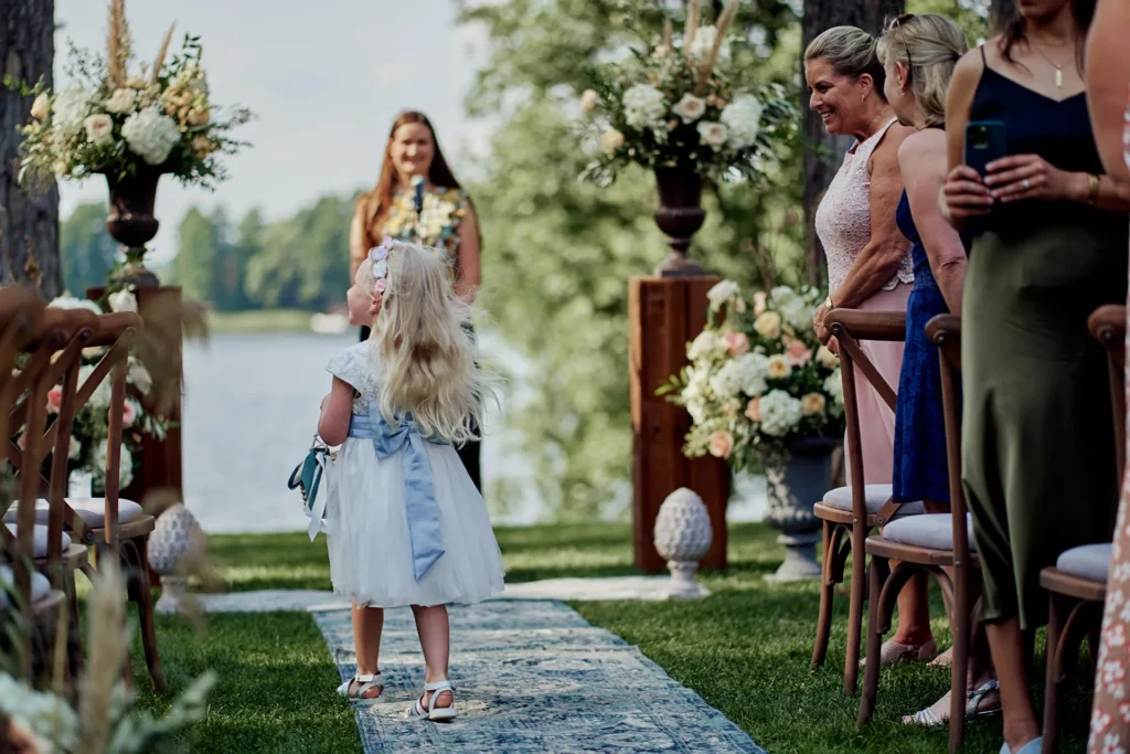 Vestuviniai žiedai ant ceremonijos altoriaus Margio krante.