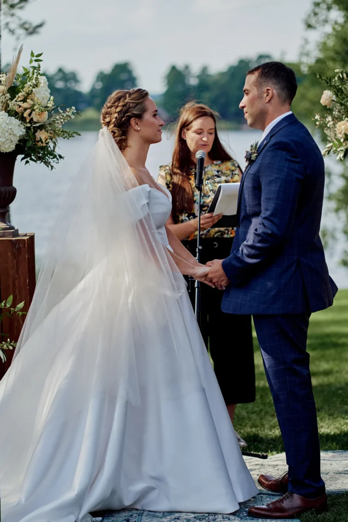 Vestuvių ceremonija ant Margio ežero kranto – jausmingi pažadai.