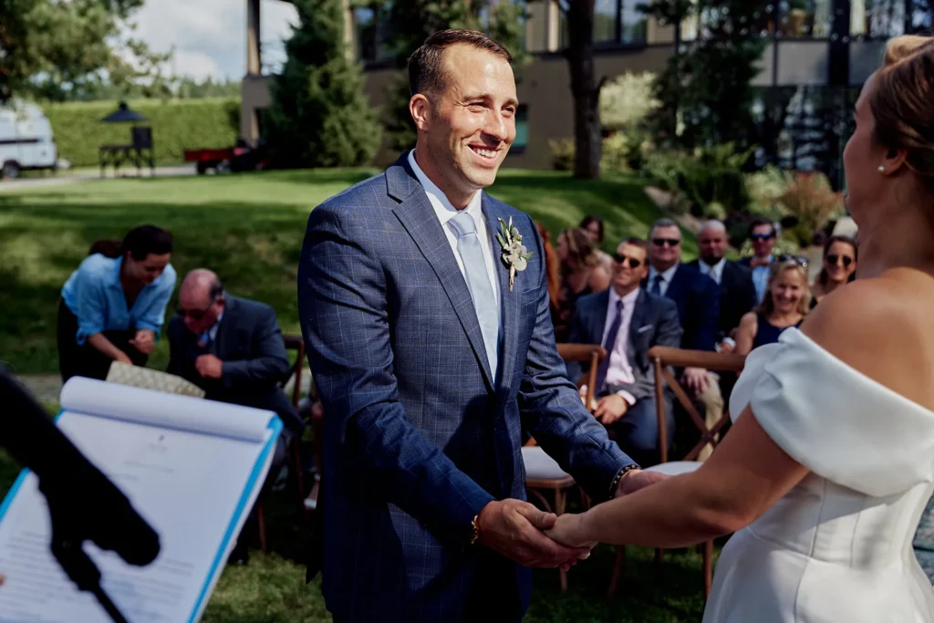Vestuviniai žiedai ant ceremonijos altoriaus Margio krante.