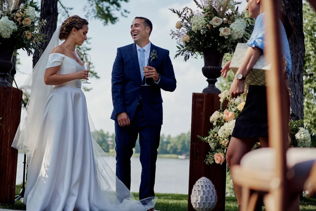 Profesionalus vestuvių fotografas įamžina nuotakos ir jaunikio šypseną po ceremonijos
