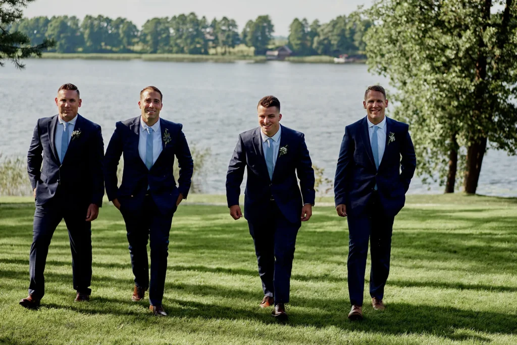 Pabrolių ir jaunikio nuotrauka Vilniuje – vestuvių fotografas.