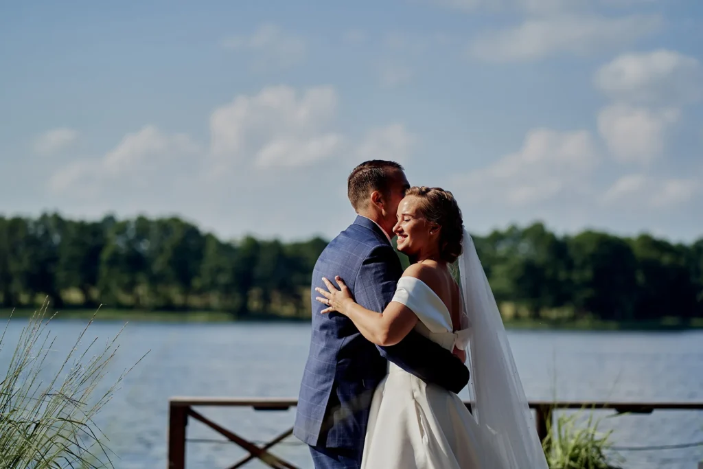 Jaunųjų meilės istorija ant Margio ežero kranto su vestuviu fotografu lietuvoje