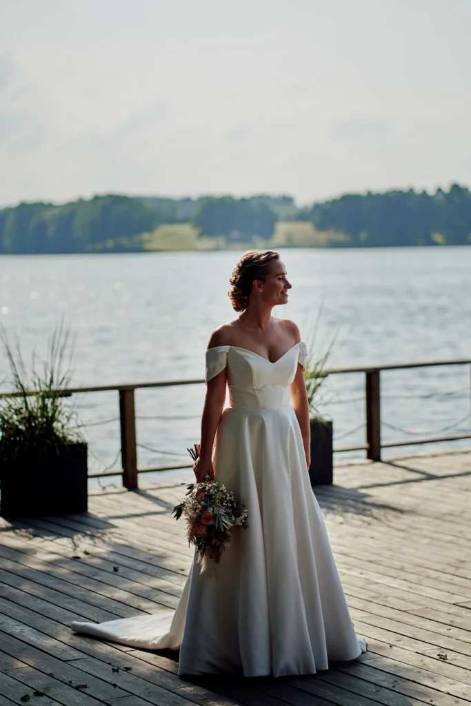 Profesionalus vestuvių fotografas įamžina nuotakos šypseną prieš ceremoniją.