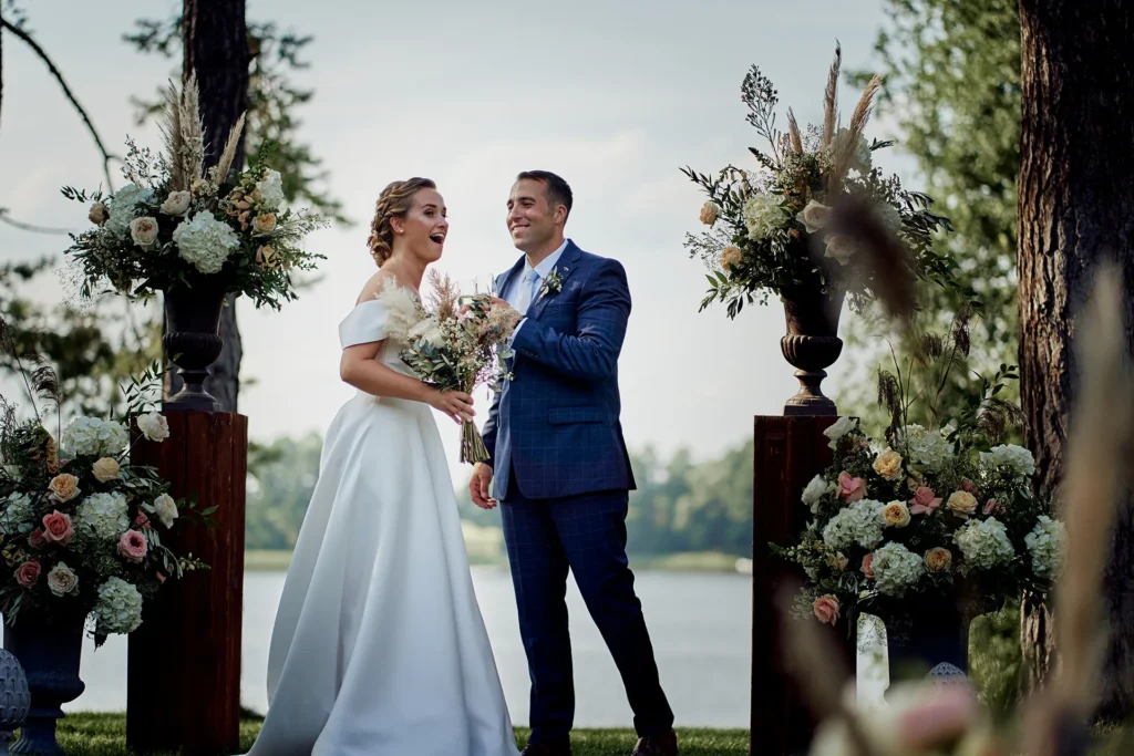 Romantiška vestuvinė fotosesija Trakuose, Margio ežero krante.