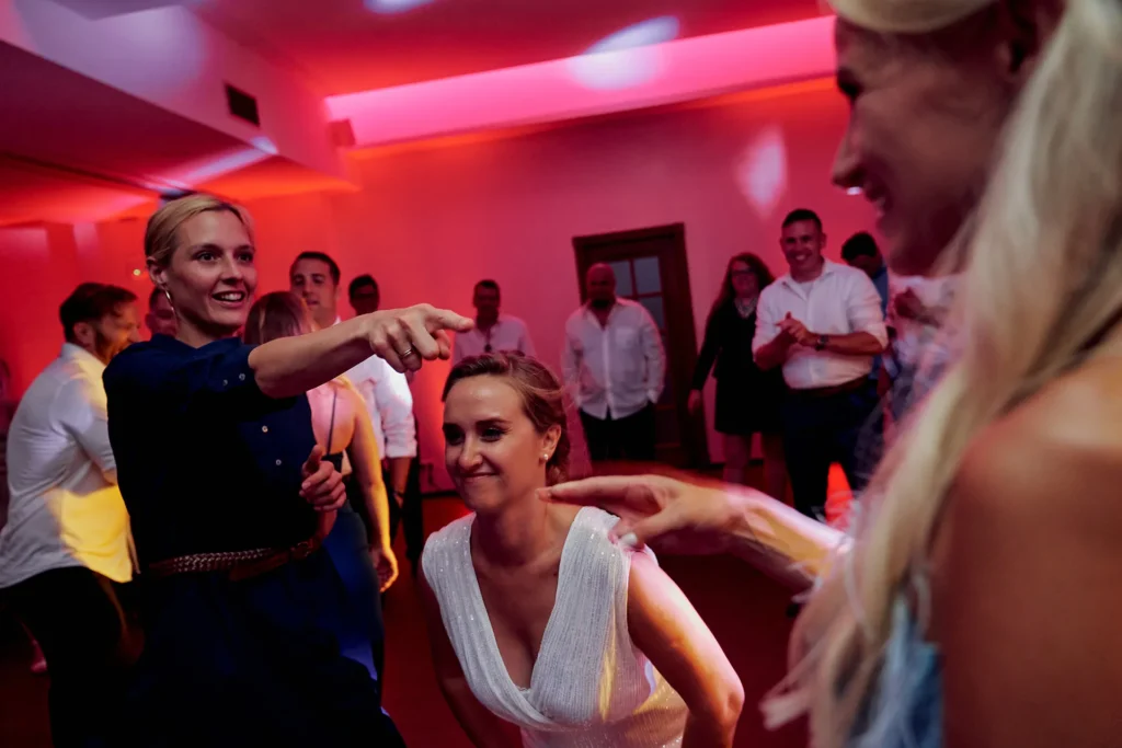 Vestuvių šokiai Margio krante – džiaugsmingos akimirkos.