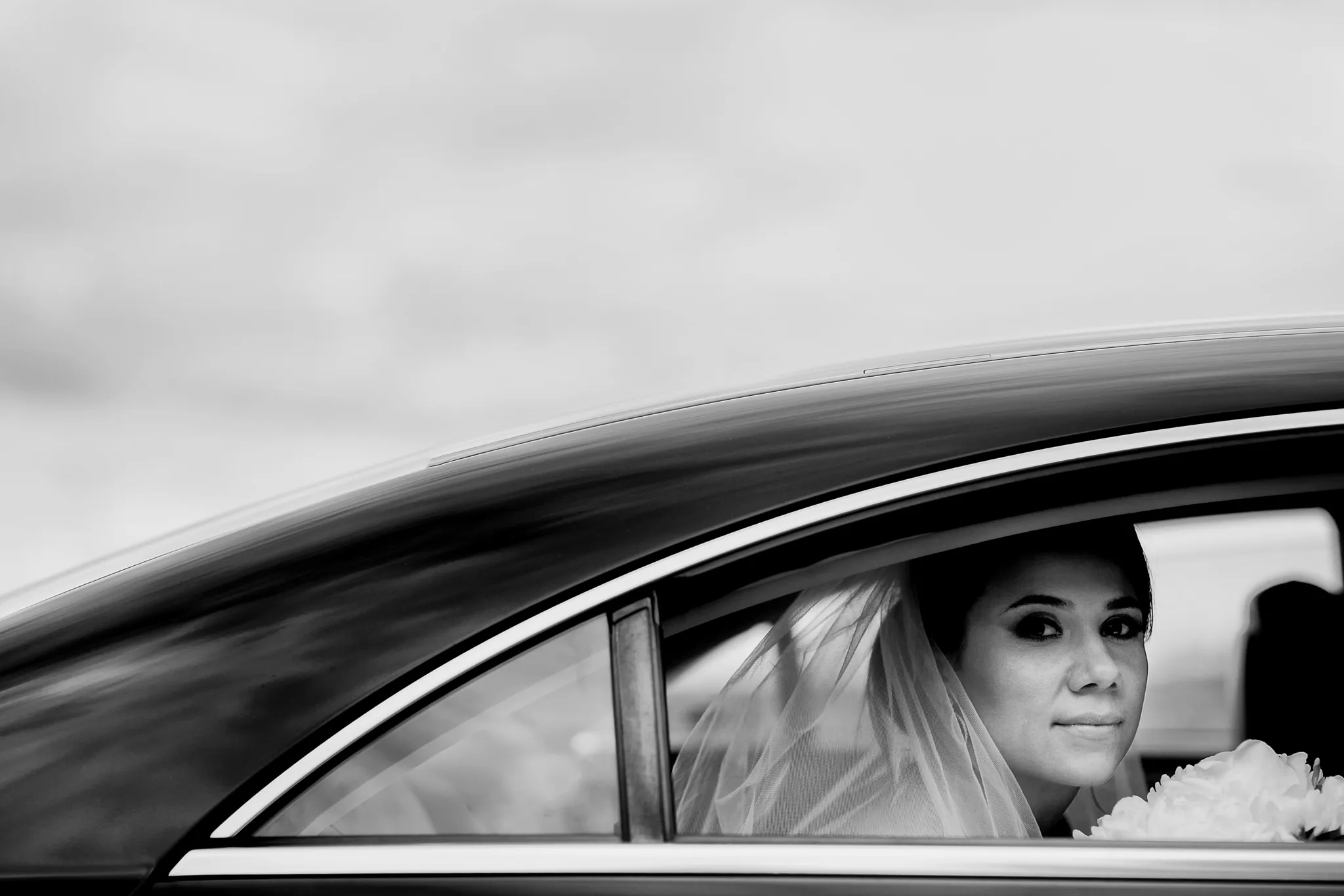 Vestuvių fotografas vilniuje, jaunoji pakeliui į ceremonija, žiūri pro automobilio langa, portretas