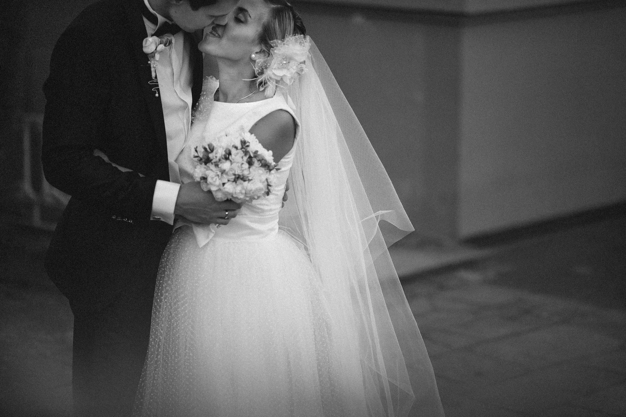 Vestuvių fotografas jaunikis ir jaunoji susiglaude laimingi