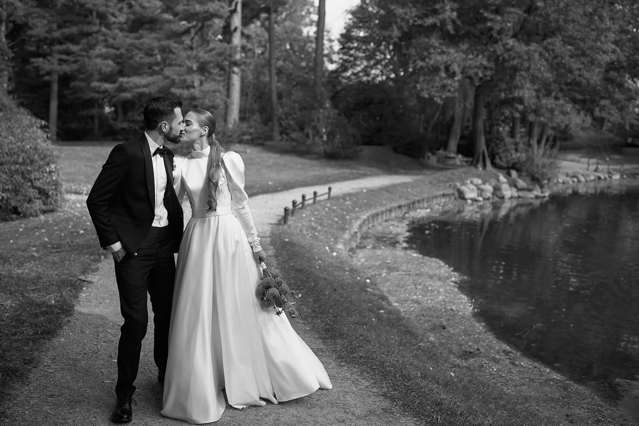 Vestuvių Fotografas palangoje, bučinys, laimingi jaunikis ir jaunoji