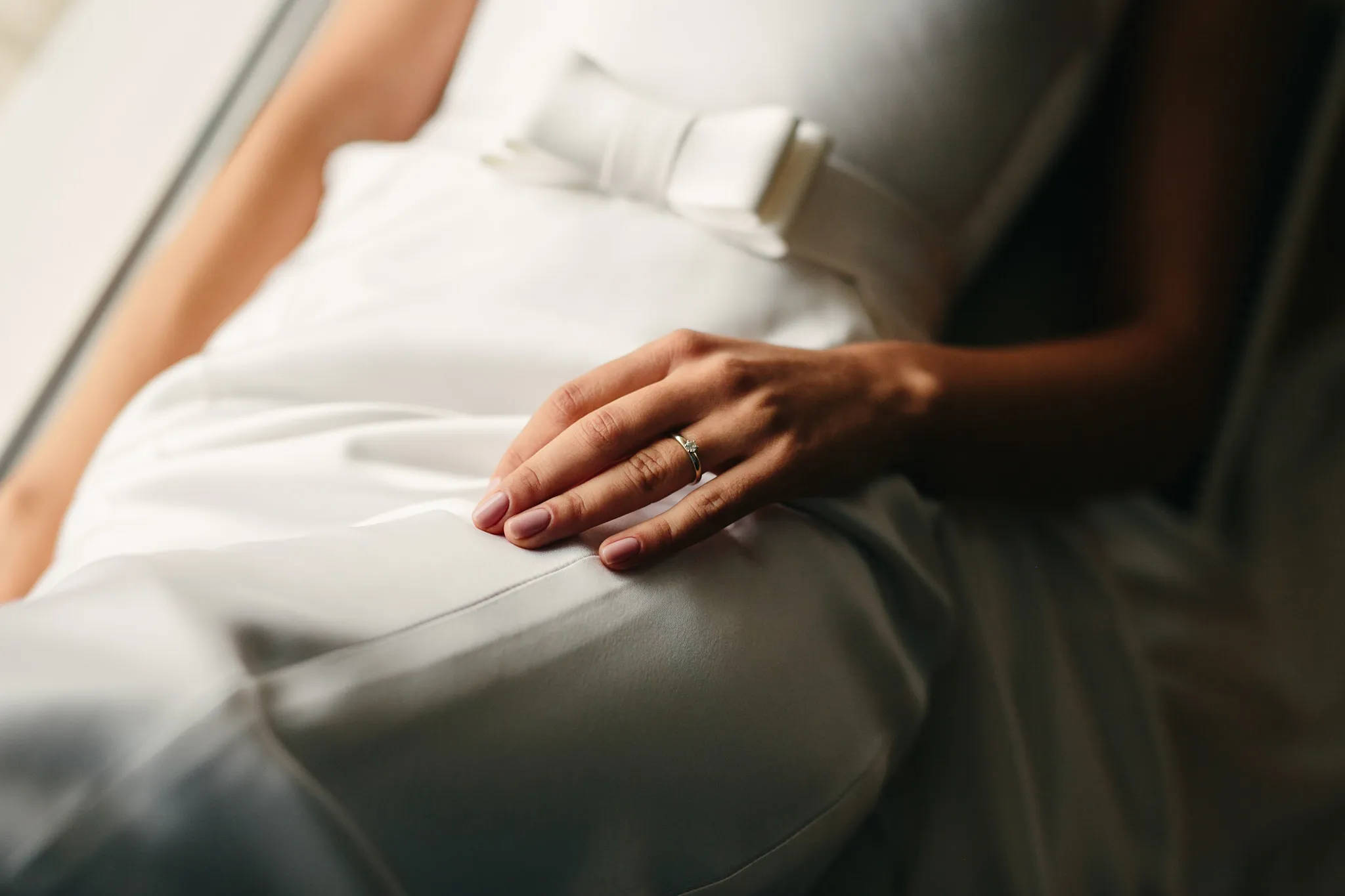 Vestuvių fotografas žemaitijoje, jaunosios ranka ir žiedas