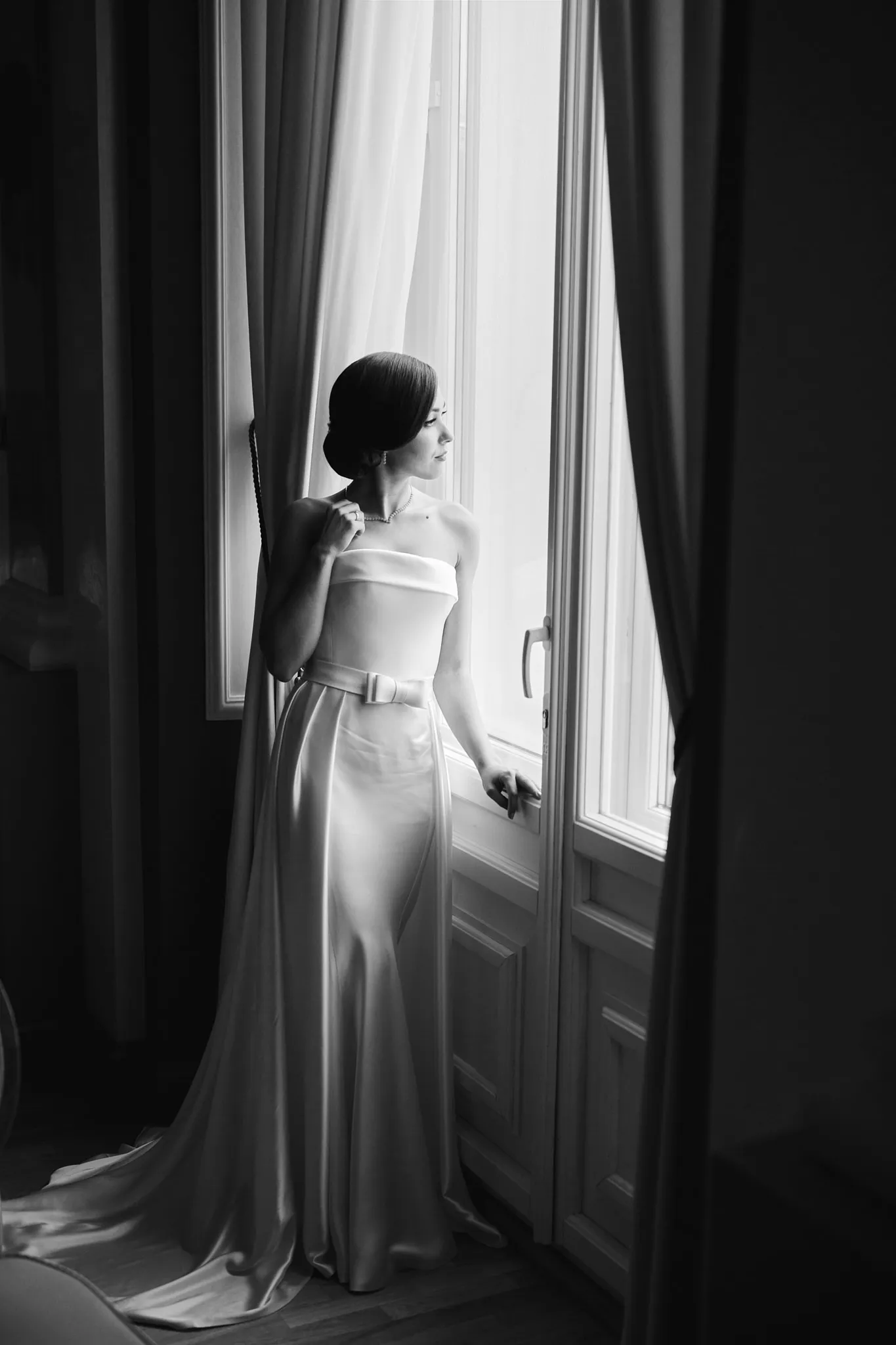 Vestuvių fotografas vilniuje, nespalvota nuotrauka jaunosios portretas prie lango