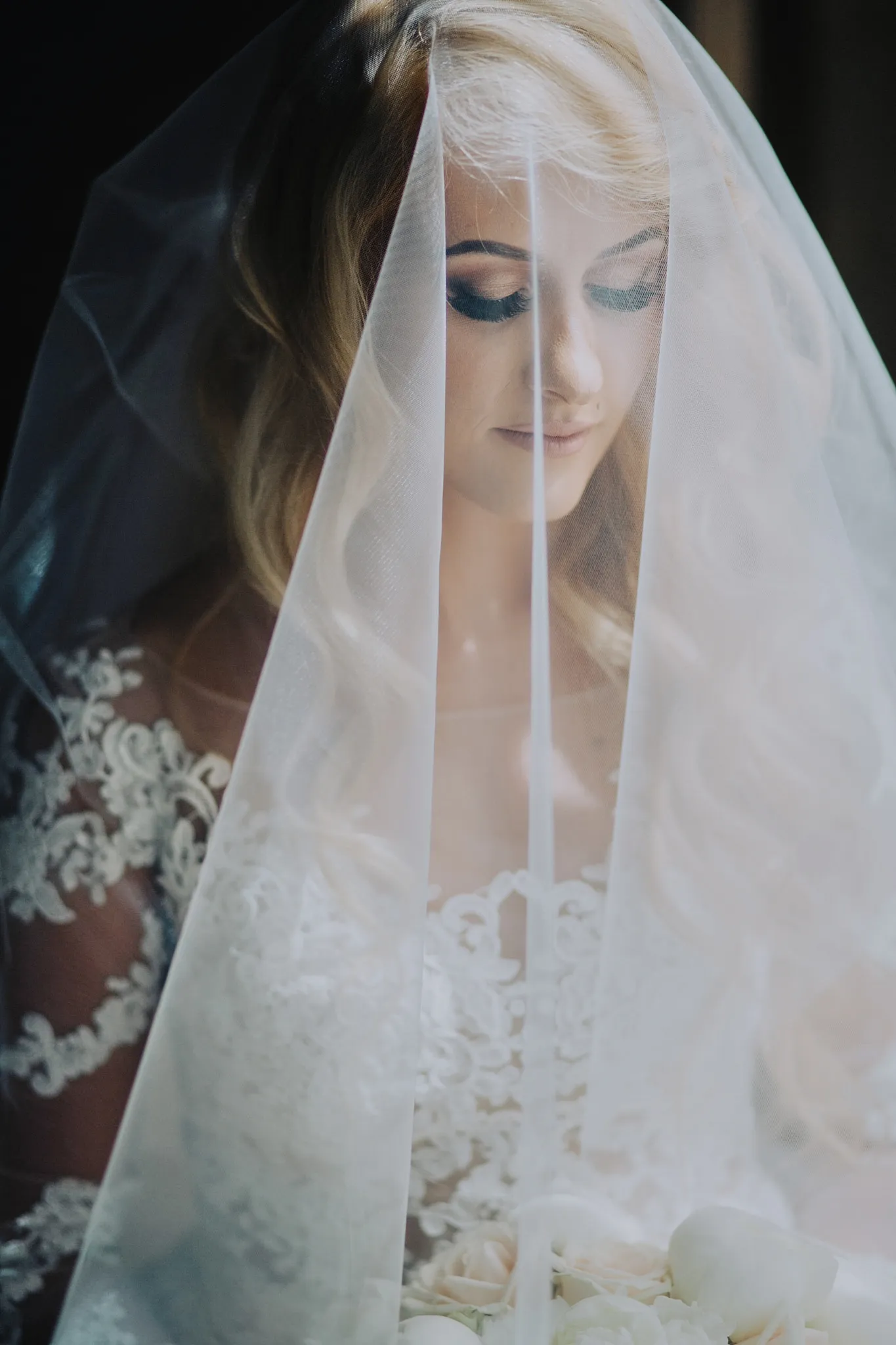 Profesionalus vestuviu fotografas nuotakos portretas su veliumu